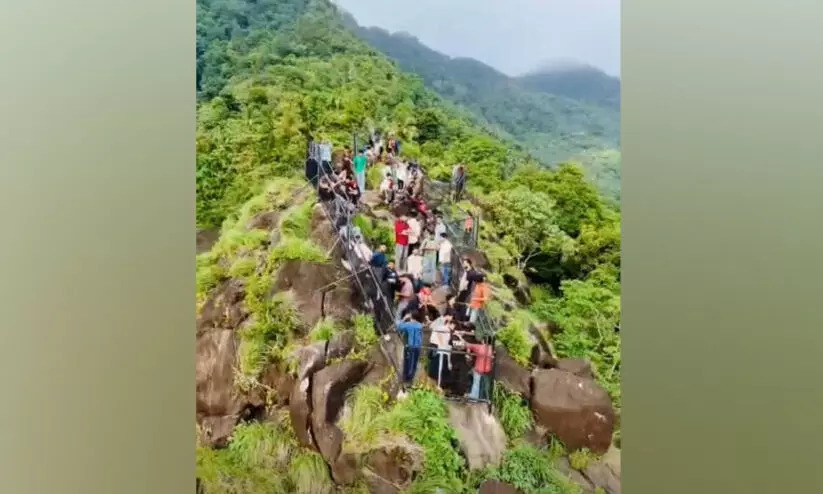 ദൃശ്യവിസ്മയമായി ഉറിതൂക്കിമല ദൃശ്യവിസ്മയമായി ഉറിതൂക്കിമല