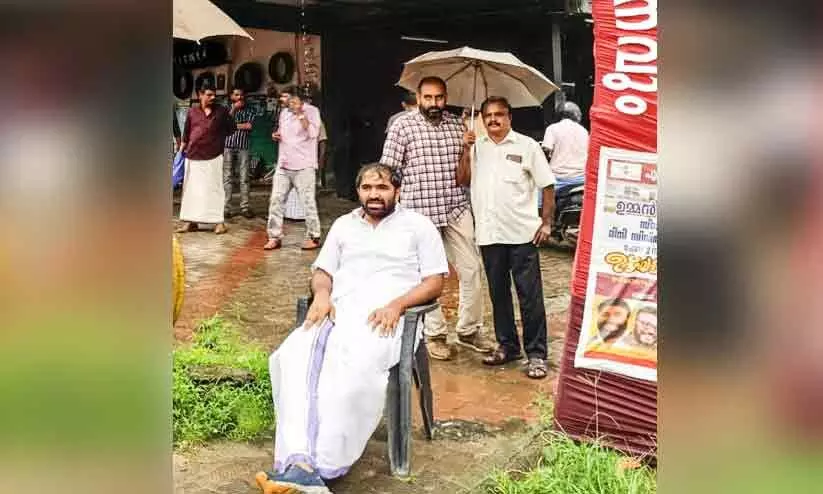 നിർമാണം പൂർത്തിയാകാതെ മിനി സിവിൽ സ്റ്റേഷൻ ഉദ്ഘാടനം, കുത്തിയിരുന്ന് പ്രതിഷേധിച്ച് ചാണ്ടി ഉമ്മൻ നിർമാണം പൂർത്തിയാകാതെ മിനി സിവിൽ സ്റ്റേഷൻ ഉദ്ഘാടനം, കുത്തിയിരുന്ന് പ്രതിഷേധിച്ച് ചാണ്ടി ഉമ്മൻ