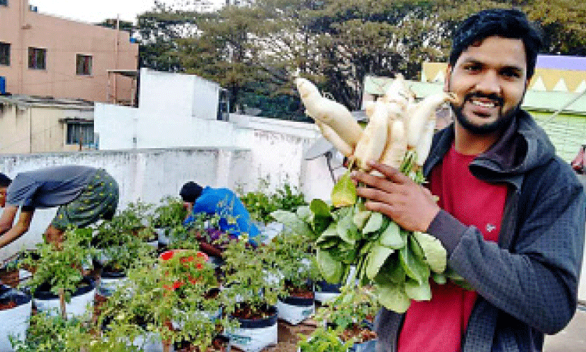 ഒരു തൂവലിന്റെ പോലും തണലില്ലാത്ത മൊട്ടക്കുന്നിനെ സ്വർഗഭൂമിയാക്കി തുടക്കം; ഇന്ന് ബംഗളൂരു നഗരവാസികൾ വാരാന്ത്യം ആസ്വദിക്കുന്ന 500 ഏക്കറിലധികം ഭക്ഷ്യവനം ഒരുക്കിയ മലയാളിയെക്കുറിച്ചറിയാം ഒരു തൂവലിന്റെ പോലും തണലില്ലാത്ത മൊട്ടക്കുന്നിനെ സ്വർഗഭൂമിയാക്കി തുടക്കം; ഇന്ന് ബംഗളൂരു നഗരവാസികൾ വാരാന്ത്യം ആസ്വദിക്കുന്ന 500 ഏക്കറിലധികം ഭക്ഷ്യവനം ഒരുക്കിയ മലയാളിയെക്കുറിച്ചറിയാം