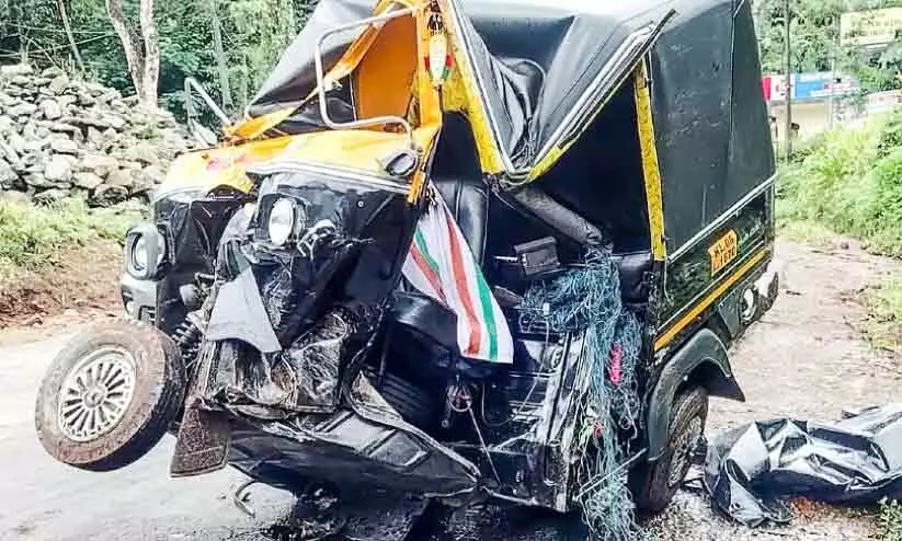 ബ്രേക്ക് നഷ്ടപ്പെട്ട് ലോറി; ചെറുതോണിയിൽ അപകട പരമ്പര ബ്രേക്ക് നഷ്ടപ്പെട്ട് ലോറി; ചെറുതോണിയിൽ അപകട പരമ്പര