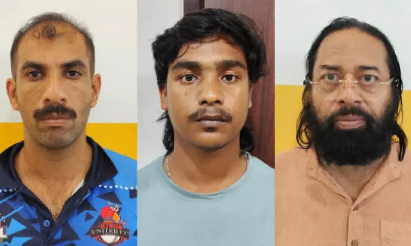 യുവാവിന്റെ ജനനേന്ദ്രിയം മുറിച്ച് കണ്ണ് കുത്തിപ്പൊട്ടിച്ച് നഗ്നനാക്കി റോഡിൽ തള്ളിയ കേസിൽ ഇവാഞ്ചലിക്കൽ ആശ്രമം ഉടമ ഉൾപ്പെടെ മൂന്നുപേർ അറസ്റ്റിൽ യുവാവിന്റെ ജനനേന്ദ്രിയം മുറിച്ച് കണ്ണ് കുത്തിപ്പൊട്ടിച്ച് നഗ്നനാക്കി റോഡിൽ തള്ളിയ കേസിൽ ഇവാഞ്ചലിക്കൽ ആശ്രമം ഉടമ ഉൾപ്പെടെ മൂന്നുപേർ അറസ്റ്റിൽ