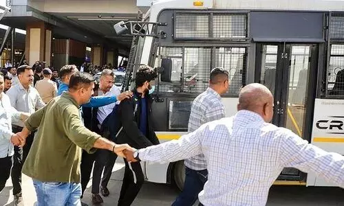 കാലിൽ ചങ്ങലയിട്ട് 25 മണിക്കൂർ വിമാനയാത്ര; 50 ഇന്ത്യക്കാരെ കൂടി യു.എസ് നാടുകടത്തി, പലരും ഏജന്റുമാരാൽ കബളിപ്പിക്കപ്പെട്ടവർ