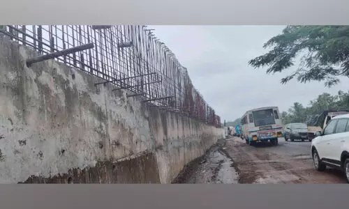 ദേ​ശീ​യ​പാ​ത സ​ർ​വി​സ് റോ​ഡ്: ക​മ്പി​ക​ൾ പു​റ​ത്തേ​ക്ക്; ജീ​വ​ഭ​യ​ത്തി​ൽ യാ​ത്ര​ക്കാ​ർ