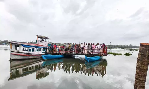 അരൂർ-കുമ്പളങ്ങി ജനത ഫെറിയിൽ ബോട്ട് ചങ്ങാടം സർവിസ് ആരംഭിച്ചു