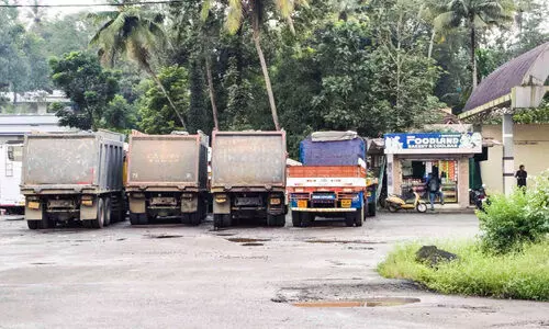 ആശ്രമം ബസ്സ്റ്റാൻഡിൽ അനധികൃത പാർക്കിങ്ങും സാമൂഹികവിരുദ്ധശല്യവും ആശ്രമം ബസ്സ്റ്റാൻഡിൽ അനധികൃത പാർക്കിങ്ങും സാമൂഹികവിരുദ്ധശല്യവും