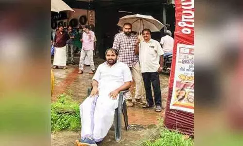 നിർമാണം പൂർത്തിയാകാതെ മിനി സിവിൽ സ്​റ്റേഷൻ ഉദ്​ഘാടനം, കുത്തിയിരുന്ന്​ പ്രതിഷേധിച്ച്​ ചാണ്ടി ഉമ്മൻ