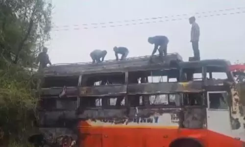 Bus accident,Fire,High-tension line,Deaths,Injuries, രാജസ്ഥാൻ, പിലിഭിത്ത്, തീപിടിത്തം