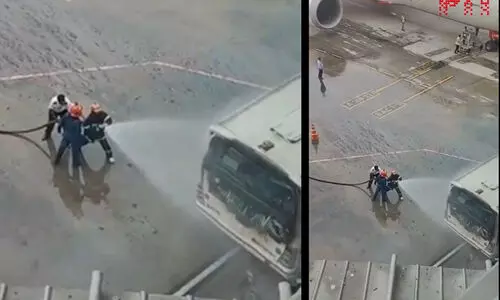 വിമാനത്താവളത്തിൽ എയർ ഇന്ത്യയുടെ ബസിന് തീപിടിച്ചു