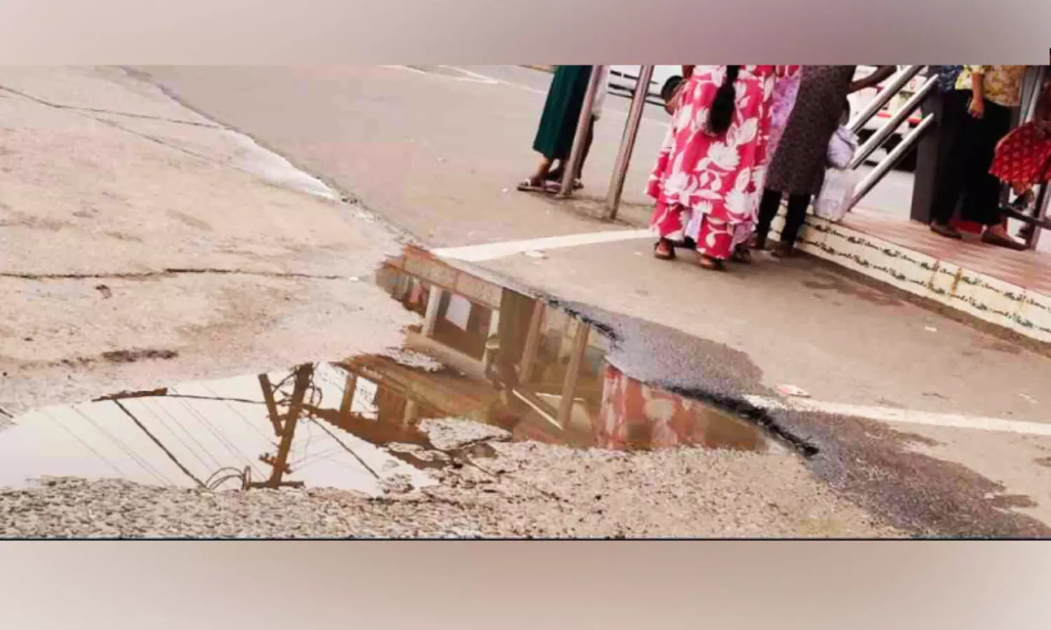 പനിക്ക് ചികിത്സ തേടിയെത്തി; ബസ്​ സ്റ്റാൻഡിലെ കുഴിയിൽ വീണ്​ ആശുപത്രിയിൽ