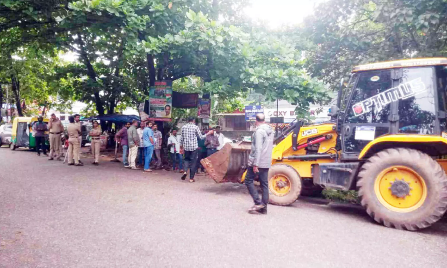 റവന്യു ഭൂമിയിലെ പെട്ടികടകൾ പൊളിച്ചുമാറ്റി
