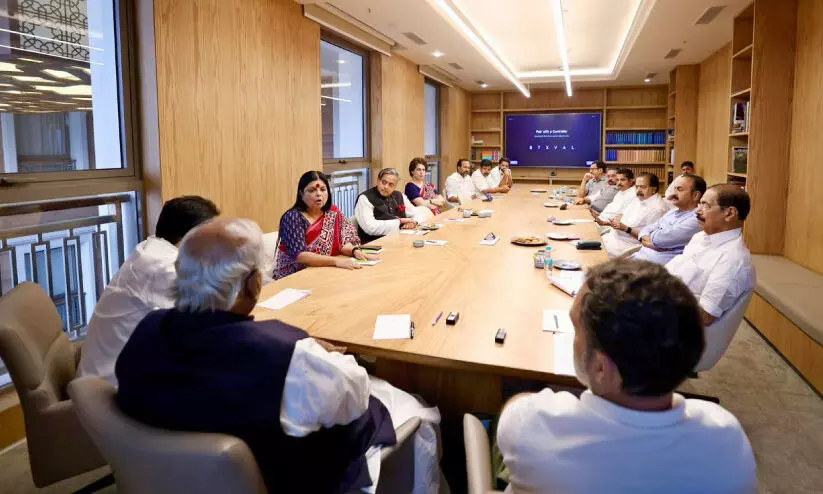 കോൺഗ്രസ് പുനഃസംഘടന; ഹൈകമാൻഡിനെ അതൃപ്തി അറിയിച്ച് നേതാക്കൾ കോൺഗ്രസ് പുനഃസംഘടന; ഹൈകമാൻഡിനെ അതൃപ്തി അറിയിച്ച് നേതാക്കൾ