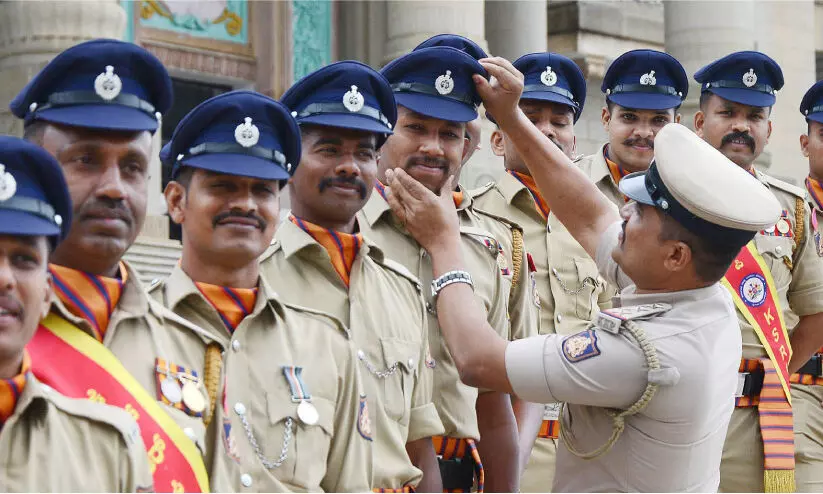 കൊളോണിയൽ തൊപ്പിയോട് വിടപറഞ്ഞ് കർണാടക പൊലീസ്; ഇനി നേവി ബ്ലൂ പീക്ക് കൊളോണിയൽ തൊപ്പിയോട് വിടപറഞ്ഞ് കർണാടക പൊലീസ്; ഇനി നേവി ബ്ലൂ പീക്ക്