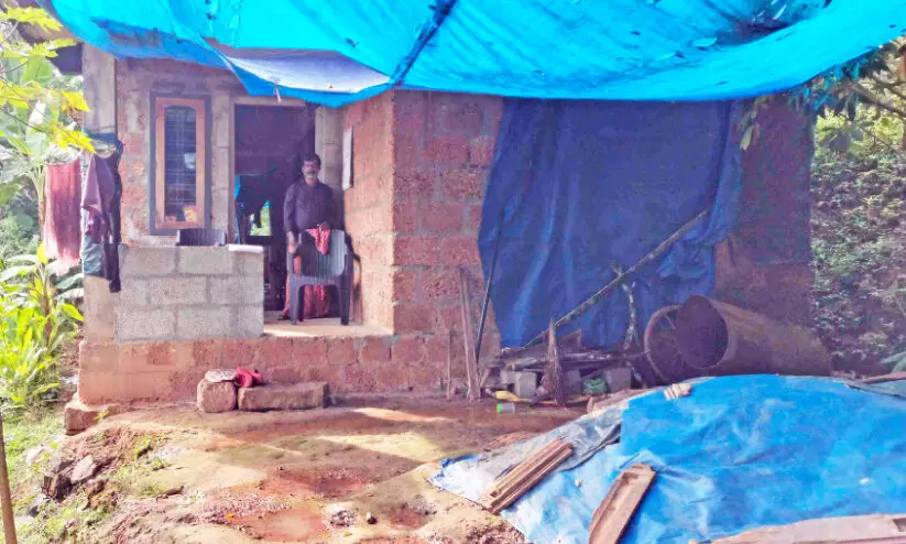 പ​ട്ട​യം ല​ഭി​ച്ചി​ല്ല; വൈ​ദ്യു​തി​യി​ല്ലാ​തെ ര​ണ്ടു പ​ട്ടി​ക​ജാ​തി കു​ടും​ബ​ങ്ങ​ൾ ദു​രി​ത​ത്തി​ൽ