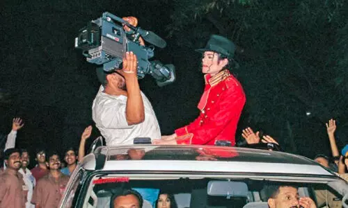 ബോം​ബെ​യി​ൽ റോ​ഡ് ഷോ ​ന​ട​ത്താ​ൻ ഓ​പ​ൺ കാ​ർ കി​ട്ടാ​തെ മൈ​ക്കി​ൾ ജാ​ക്സ​ൺ