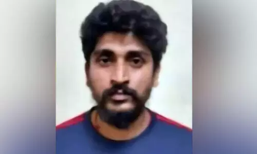 സൂ​റ​ത്ത്ക​ൽ ക​ത്തി​ക്കു​ത്ത് കേ​സി​ലെ മു​ഖ്യ​പ്ര​തി പൊ​ലീ​സി​നെ ആ​ക്ര​മി​ച്ചു