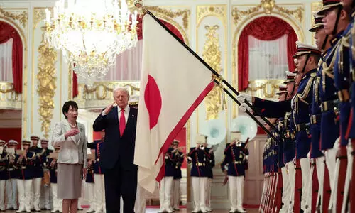 ജപ്പാനിൽ ഗാർഡ് ഓഫ് ഓണർ സ്വീകരിക്കുന്നതിനിടെ അസ്വാഭാവിക പെരുമാറ്റവുമാ‍യി ട്രംപ്; പിന്നാലെ സോഷ്യൽമീഡിയയിൽ ട്രോളുകൾ