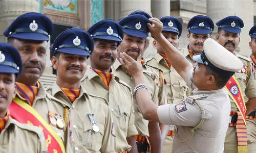 കൊ​ളോ​ണി​യ​ൽ തൊ​പ്പി​യോ​ട് വി​ട​പ​റ​ഞ്ഞ് ക​ർ​ണാ​ട​ക പൊ​ലീ​സ്; ഇ​നി നേ​വി ബ്ലൂ ​പീ​ക്ക്
