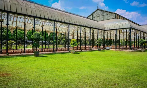 ലാ​ൽ​ബാ​ഗി​ലെ ഇ​ര​ട്ട​ത്തു​ര​ങ്ക റോ​ഡ് നി​ർ​മാ​ണം; മ​ര​ങ്ങ​ൾ മു​റി​ക്കി​ല്ല -ക​ർ​ണാ​ട​ക സ​ർ​ക്കാ​ർ