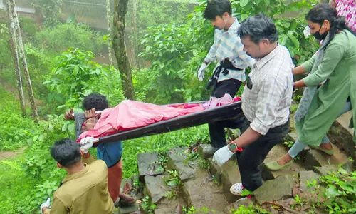 അ​ധി​കൃ​ത​രു​ടെ അ​വ​ഗ​ണ​ന;  വ​യോ​ധി​ക​ൻ കൂ​ര​യി​ൽ ക​ഴി​ഞ്ഞ​ത് പൊ​ട്ടി​യൊ​ലി​ക്കു​ന്ന വ്രണ​വു​മാ​യി