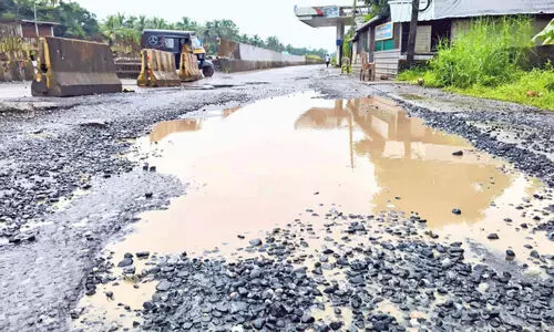 യാ​ത്ര​ക്കാ​രു​ടെ ന​ടു​വൊ​ടി​ച്ച് ദേ​ശീ​യ​പാ​ത സ​ർ​വി​സ് റോ​ഡി​ലെ കു​ഴി​ക​ൾ