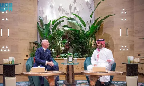 സൗദി കിരീടാവകാശി ഫിഫ പ്രസിഡൻ്റുമായി കൂടിക്കാഴ്ച നടത്തി സൗദി കിരീടാവകാശി ഫിഫ പ്രസിഡൻ്റുമായി കൂടിക്കാഴ്ച നടത്തി