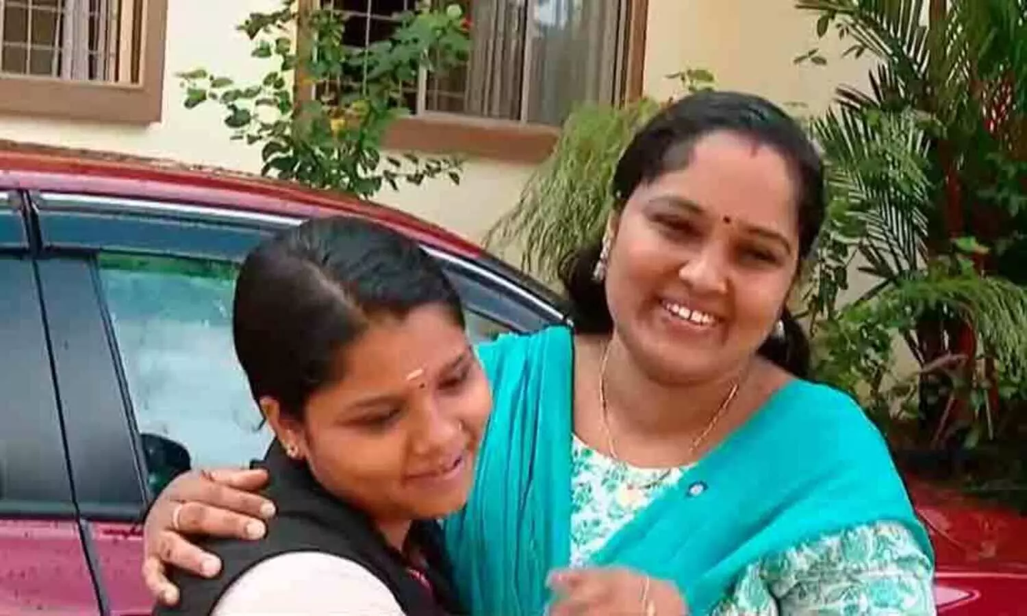 student returns gold chain got from road