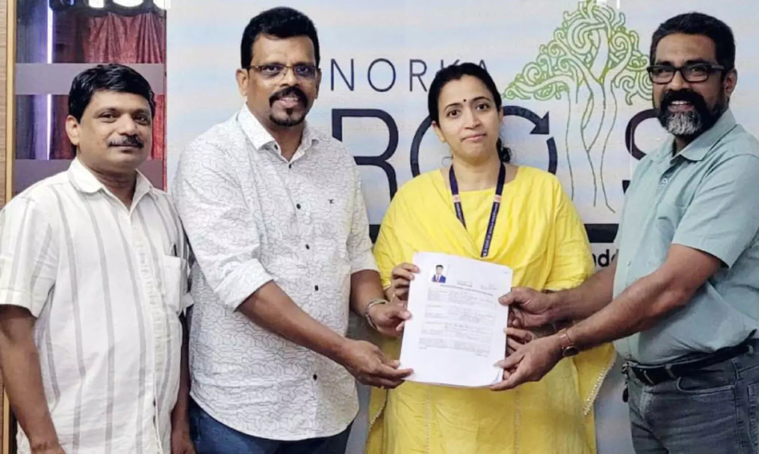 നോ​ർ​ക്ക ഐ.​ഡി കാ​ർ​ഡ് ര​ണ്ടാം​ഘ​ട്ട അ​പേ​ക്ഷ​ക​ൾ കൈ​മാ​റി