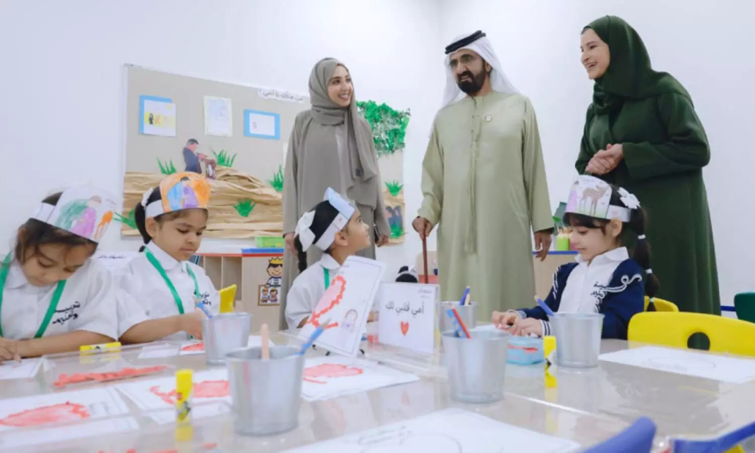 സ്കൂ​ൾ സ​ന്ദ​ർ​ശി​ച്ച്​ കു​ട്ടി​ക​ളോ​ട്​ സം​വ​ദി​ച്ച്​ ശൈ​ഖ്​ മു​ഹ​മ്മ​ദ്​