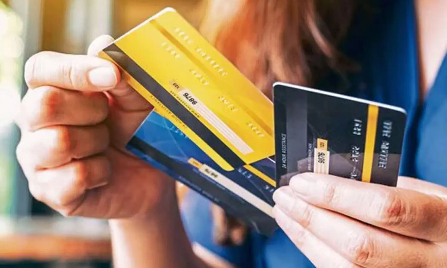 ഡെബിറ്റ് കാർഡുകൾ ഉപഭോക്താക്കൾ ഉപേക്ഷിക്കുന്നു