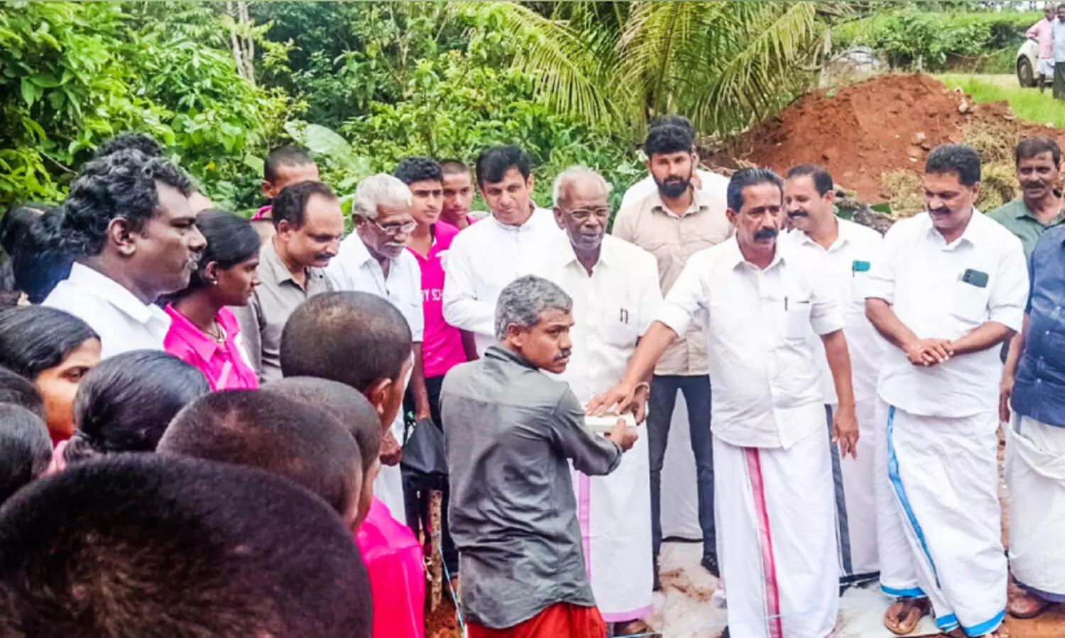 ദേവപ്രിയ​ നാട്ടിലെത്തി; സ്വപ്​നവീടിന്​ തറക്കല്ലിട്ടു