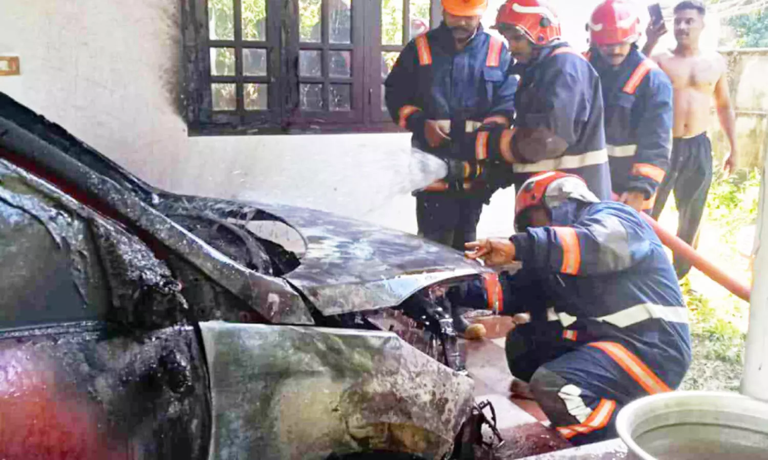 സ്റ്റാർട്ട് ചെയ്യവെ തീ പിടിച്ചു; കാർ കത്തിനശിച്ചു