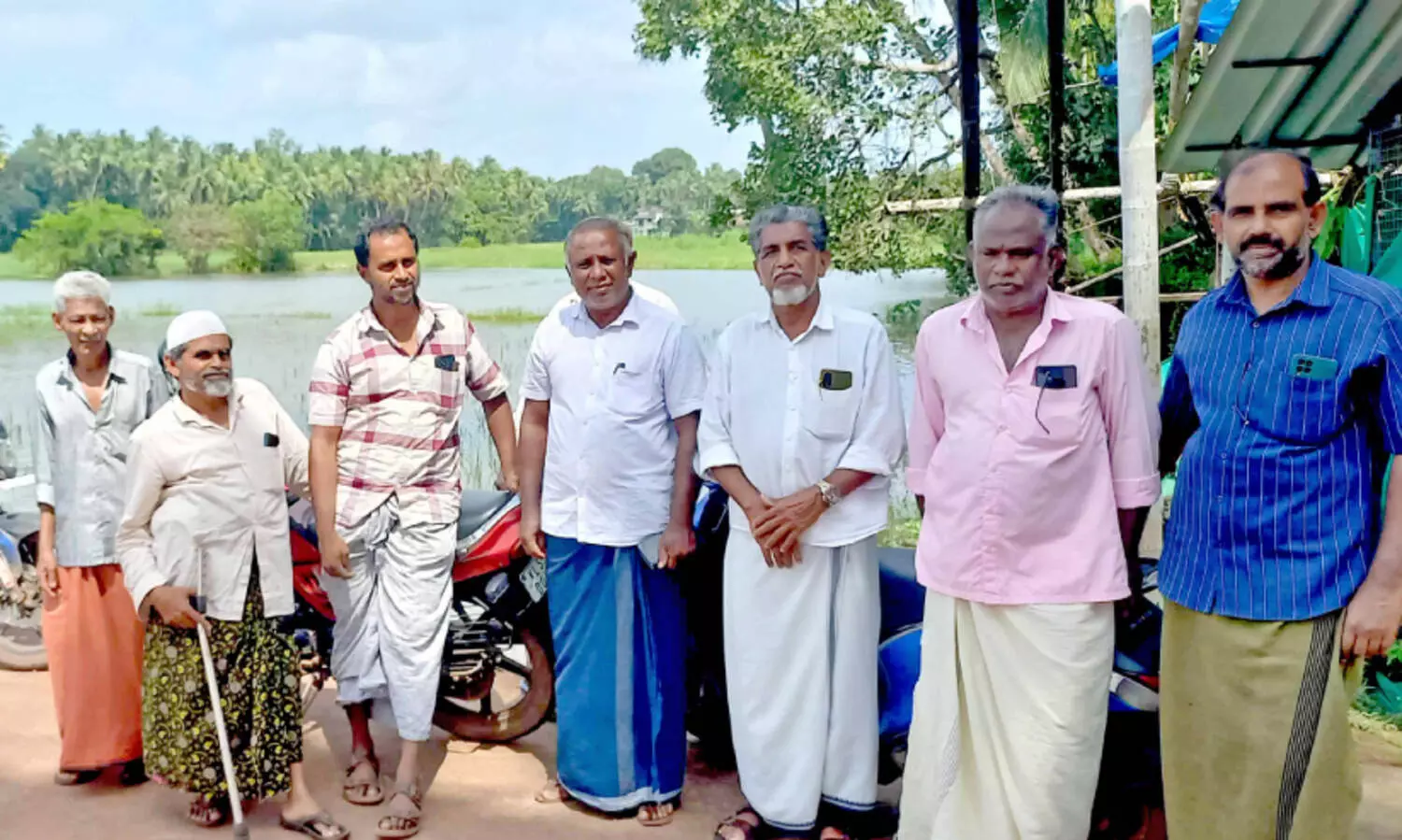 തി​രു​നാ​വാ​യ, വാ​വൂ​ർ പാ​ട​ശേ​ഖ​ര​ങ്ങ​ളി​ലെ വെ​ള്ള​ക്കെ​ട്ടി​ന് പ​രി​ഹാ​ര​മാ​യി​ല്ല; കൃ​ഷി ഉ​പേ​ക്ഷി​ക്കാ​നൊ​രു​ങ്ങി ക​ർ​ഷ​ക​ർ