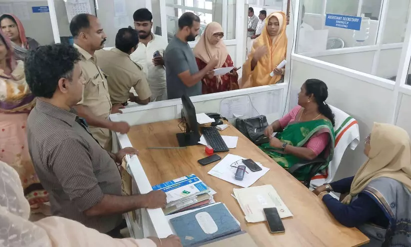 21 ഡിവിഷനുകളിൽ ക്രമക്കേട്; കൊടുവള്ളി നഗരസഭയിൽ കൂട്ടത്തോടെ വോട്ടുതള്ളൽ 21 ഡിവിഷനുകളിൽ ക്രമക്കേട്; കൊടുവള്ളി നഗരസഭയിൽ കൂട്ടത്തോടെ വോട്ടുതള്ളൽ