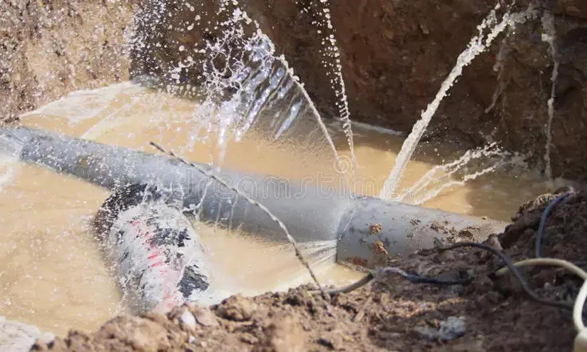 പൈപ്പ് ലൈനിൽ ചോർച്ച; ജലവിതരണം മുടങ്ങി പൈപ്പ് ലൈനിൽ ചോർച്ച; ജലവിതരണം മുടങ്ങി