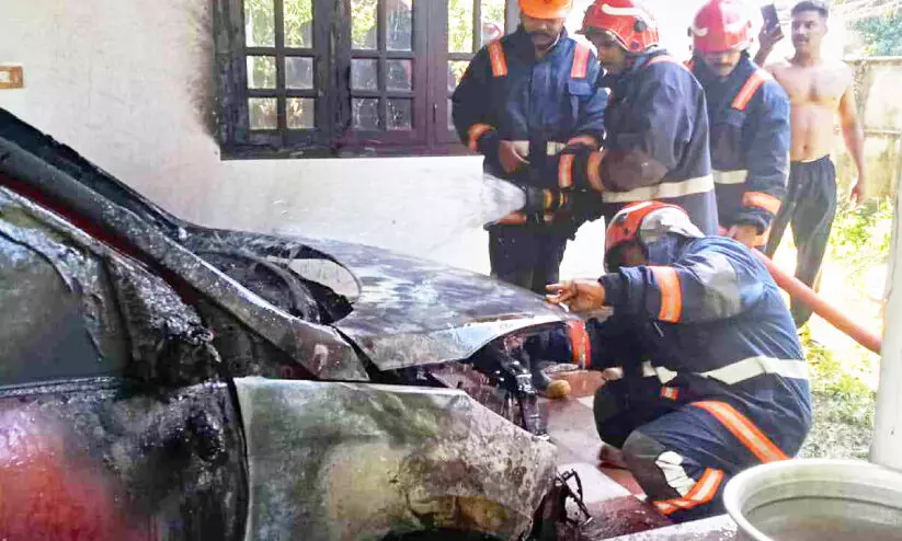 സ്റ്റാർട്ട് ചെയ്യവെ തീ പിടിച്ചു; കാർ കത്തിനശിച്ചു സ്റ്റാർട്ട് ചെയ്യവെ തീ പിടിച്ചു; കാർ കത്തിനശിച്ചു