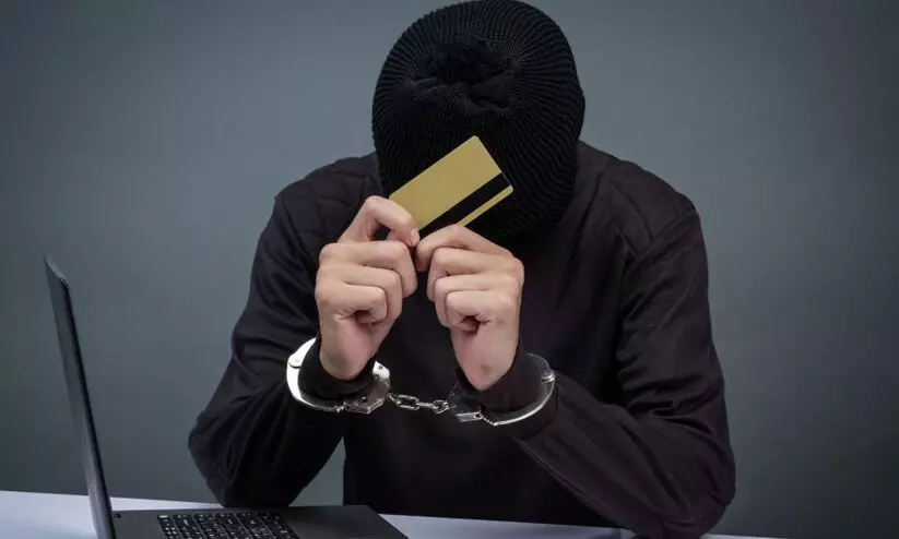 തുടരുന്ന സൈബർ തട്ടിപ്പ്; റിട്ട. ബാങ്ക് ഉദ്യോഗസ്ഥനിൽ നിന്ന് 50 ലക്ഷം തട്ടിയെടുത്തു തുടരുന്ന സൈബർ തട്ടിപ്പ്; റിട്ട. ബാങ്ക് ഉദ്യോഗസ്ഥനിൽ നിന്ന് 50 ലക്ഷം തട്ടിയെടുത്തു