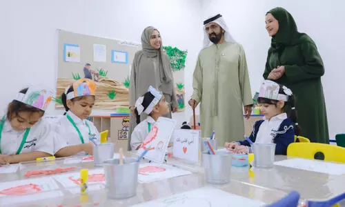 സ്കൂ​ൾ സ​ന്ദ​ർ​ശി​ച്ച്​ കു​ട്ടി​ക​ളോ​ട്​ സം​വ​ദി​ച്ച്​ ശൈ​ഖ്​ മു​ഹ​മ്മ​ദ്​