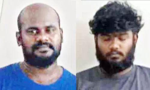 പൊതുറോഡിൽ കക്കൂസ് മാലിന്യം തള്ളിയവർ വാഹനവുമായി പിടിയിൽ