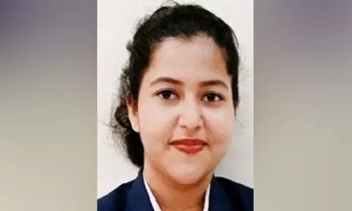 സ്കൂ​ട്ട​റി​ൽ കാ​റി​ടി​ച്ച് യു​വ​തി മ​രി​ച്ചു