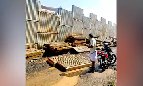 ദേ​ശീ​യ​പാ​ത നി​ർ​മാ​ണ​ത്തി​നി​ടെ സം​ര​ക്ഷ​ണ​ഭി​ത്തി​യു​ടെ സ്ലാ​ബ് നി​ലം​പൊ​ത്തി