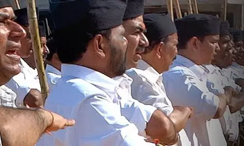 ആർ.എസ്.എസ് മാർച്ചിൽ പങ്കെടുത്ത നാല് അധ്യാപകർക്ക് നോട്ടീസ് ആർ.എസ്.എസ് മാർച്ചിൽ പങ്കെടുത്ത നാല് അധ്യാപകർക്ക് നോട്ടീസ്