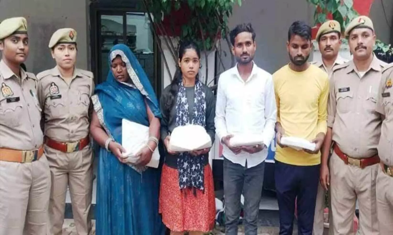 യു.പിയിൽ മതംമാറ്റം ആരോപിച്ച് നാലുപേർ അറസ്റ്റിൽ, ക്രിസ്തു ചിത്രങ്ങളും ബൈബിളുകളും പിടിച്ചെടുത്തു; അറസ്റ്റിലായവരിൽ അമ്മയും മകളും