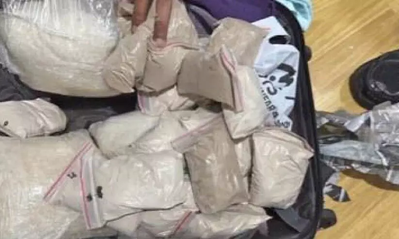 മൻഗഫിൽ ലഹരിവസ്തുക്കളുമായി പ്രവാസി പിടിയിൽ പിടിച്ചെടുത്ത ലഹരി മരുന്നുകൾക്ക് 170,000 ദീനാർ വിപണി മൂല്യം മൻഗഫിൽ ലഹരിവസ്തുക്കളുമായി പ്രവാസി പിടിയിൽ പിടിച്ചെടുത്ത ലഹരി മരുന്നുകൾക്ക് 170,000 ദീനാർ വിപണി മൂല്യം