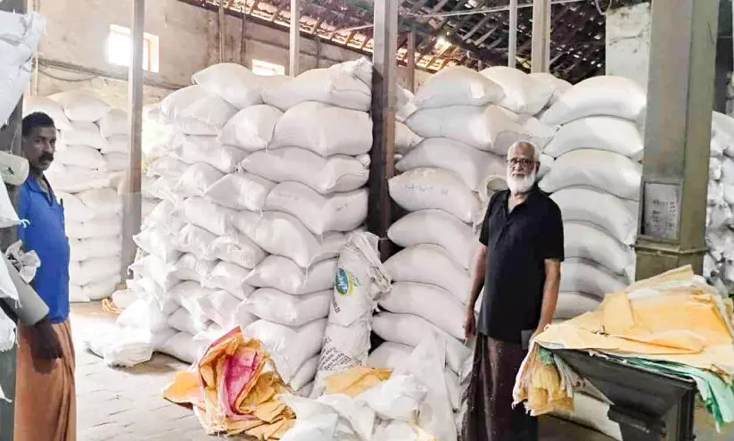 സംഭരണം വൈകുന്നു; ഉണക്കിയ നെല്ല് മില്ലിൽ കെട്ടിക്കിടക്കുന്നു