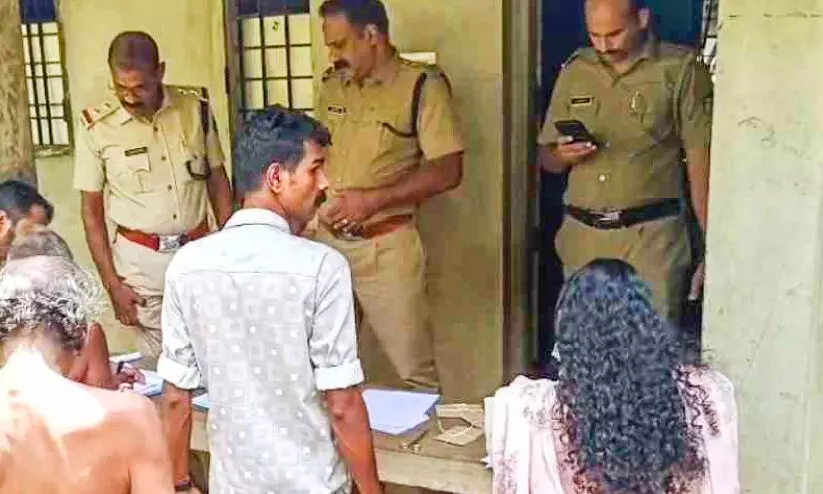 കൊ​ടും​ക്രൂ​ര​ത​യി​ൽ ന​ടു​ങ്ങി നാ​ട് ; നവജാത ശിശുവിന്‍റെ മൃതദേഹം ഉപേക്ഷിച്ച് മാതാവ്