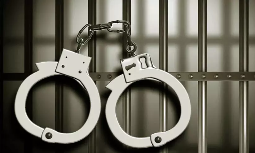 വിദ്യാർഥികളെ ഭീഷണിപ്പെടുത്തി പണം തട്ടിയയാൾ അറസ്റ്റിൽ വിദ്യാർഥികളെ ഭീഷണിപ്പെടുത്തി പണം തട്ടിയയാൾ അറസ്റ്റിൽ