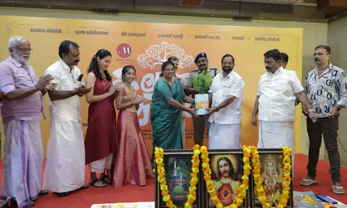 ചടങ്ങില്‍ പങ്കെടുത്തവക്ക് വൃക്ഷത്തൈകൾ സമ്മാനിച്ച് ധ്യാന്‍ ശ്രീനിവാസന്‍റെ കല്ല്യാണമരം പൂജ