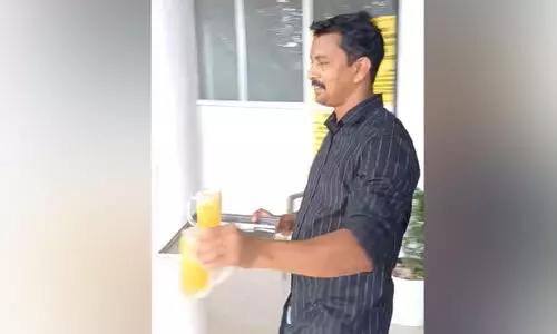 ‘മരിച്ച’ യുവാവ് ജ്യൂസ് വിതരണം ചെയ്തു ‘മരിച്ച’ യുവാവ് ജ്യൂസ് വിതരണം ചെയ്തു