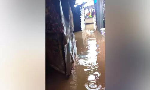 കുയ്യാലി പുറമ്പോക്കിൽ അനധികൃതമായി കെട്ടിയ കുടിലുകൾ നഗരസഭ പൊളിച്ചു