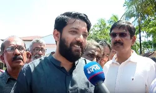 മൂക്കിലെ സ്റ്റിച്ചൊക്കെ വെട്ടി, ഇൻഫെക്ഷൻ വരാതെ നോക്കണമെന്നാണ് നിർദേശം; മാസ്ക് അഴിച്ച് പൊതുവേദിയിൽ സജീവമായി ഷാഫി പറമ്പിൽ എം.പി